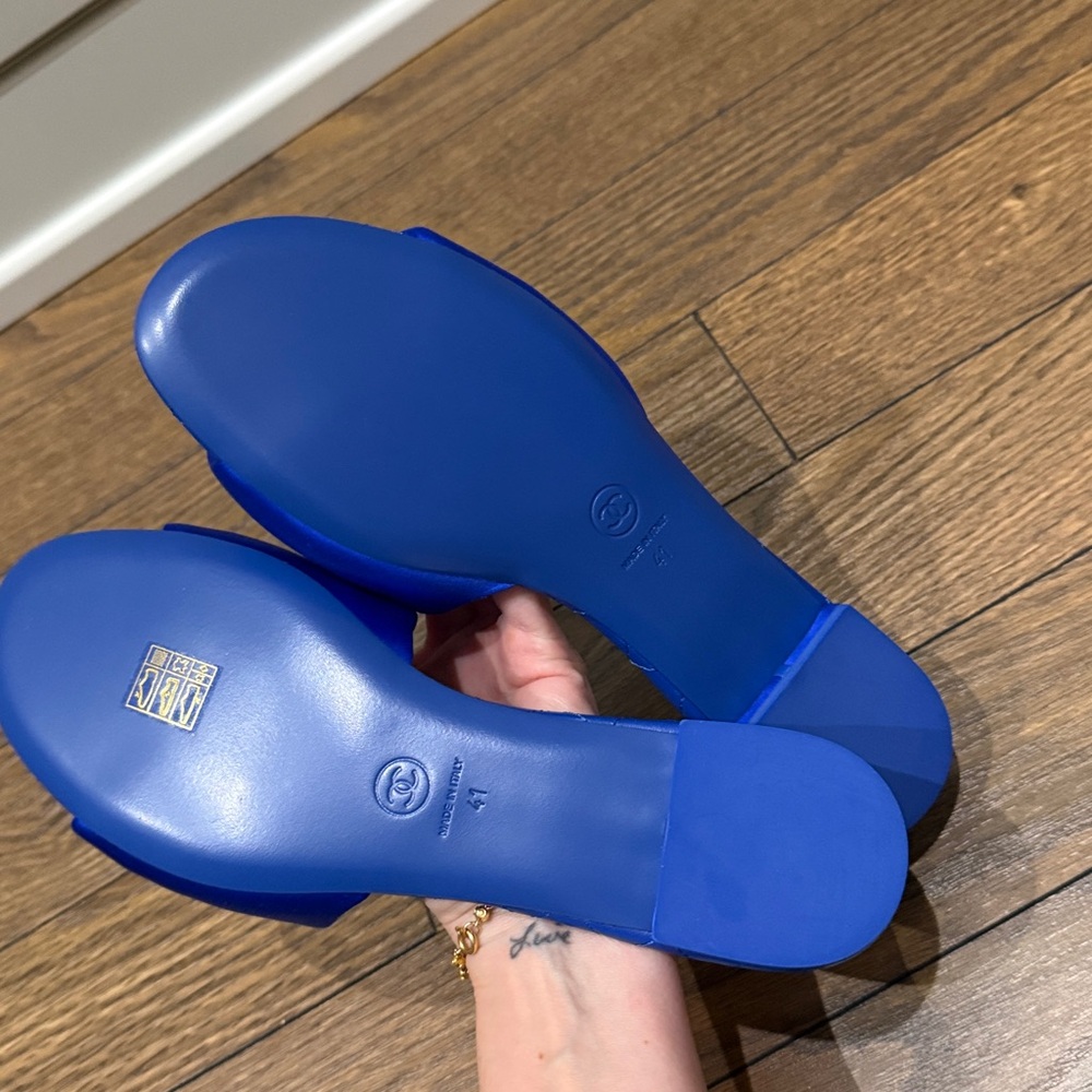 CHANEL Royal Blue Slide Sandals. Silk. Size 41. Never worn brand new. - Picture 5 of 6
